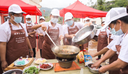 图为在薄竹镇摆依寨安置点开展的中式烹调技能培训